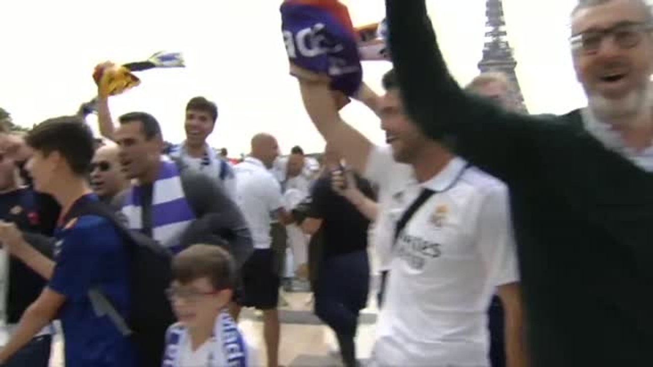 Los aficionados madridistas llenan las calles de París antes de la final