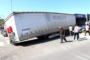 Tırdan ayrılan dorse ulaşımı aksattı
