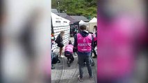 Giro d'Italia, Jai Hindley, nuova maglia rosa, distrutto dalla fatica all'arrivo sulla Marmolada