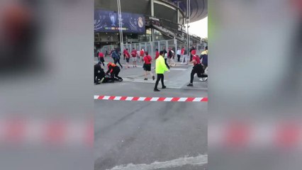 Las bochornosas imágenes que retrasaron la final: increíble que pasen en la Champions