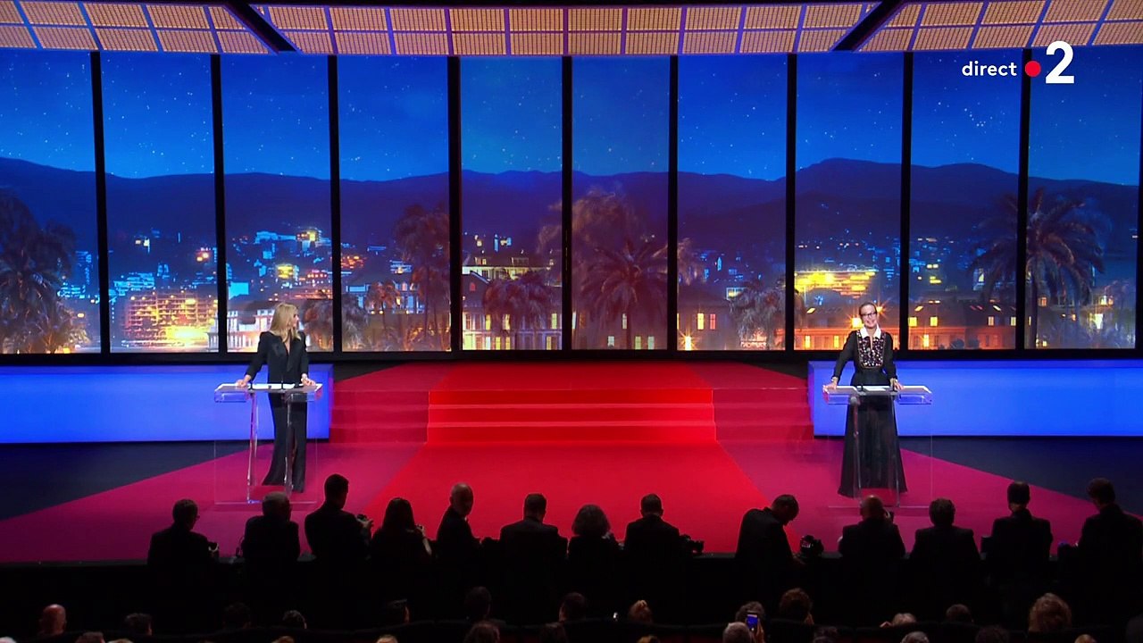 Extrait de la cérémonie de clôture du Festival de Cannes durant lequel Carole Bouquet donne un beau baiser de cinéma au président du jury Vincent Lindon