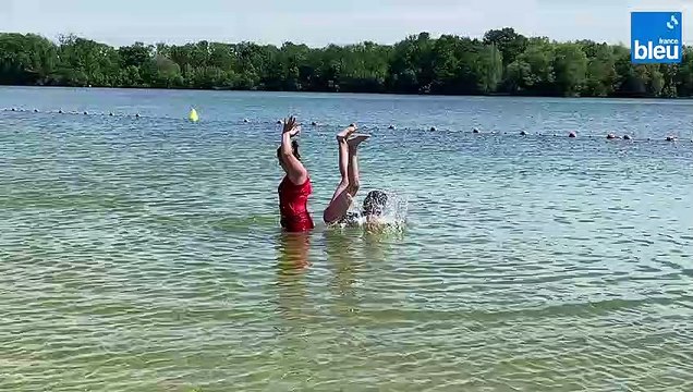 Une mère et sa fille s'amusent sous le regard des maîtres-nageurs qui n'ont pas beaucoup de candidats à la baignade à surveiller.