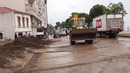 Ana isale hattındaki borunun patlaması sonucu bir evi su bastı