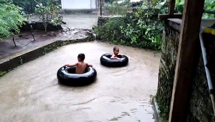 Hiburan sederhana dikala hujan