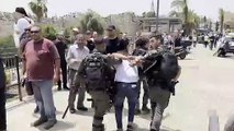 الشرطة الإسرائيلية تعتقل متظاهرين فلسطينيين في القدس فيما يتجمع الإسرائيليون أمام باب العامود