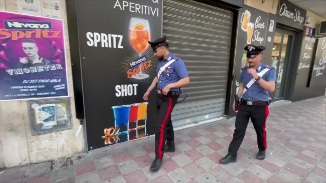 Spara a quattro giovani, due sono gravi