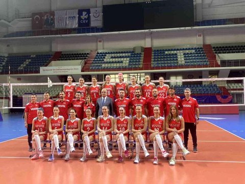 Mehmet Akif Üstündağ: FIVB Milletler Ligi'nin final etabı ilk defa Türkiye'de yapılacak