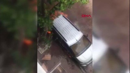 Bahçelievler'de yanan aracı kovalarla söndürmeye çalıştılar
