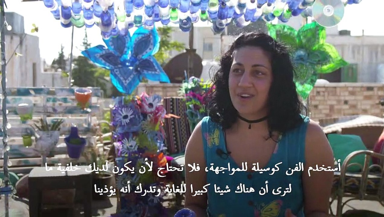 ماريا نيسان فنانة تحول النفايات البلاستيكية الى لوحات تنبض بالحياة في الأردن