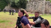 شاهد: الجيش الإسرائيلي يعتقل فلسطينيين في القدس الشرقية قبل انطلاق مسيرة الأعلام