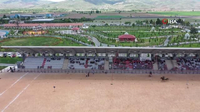 Atlı Okçuluk ve Atlı Cirit gösterisi nefes kesti