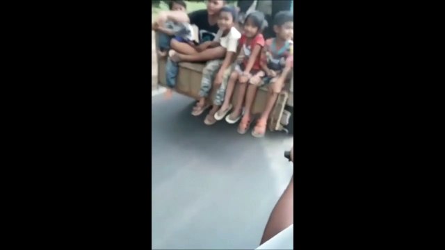 Le chauffeur du bus scolaire est en arrêt maladie... regardez qui conduit