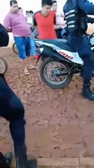 Quand la police charge un suspect comme un sac à patate...