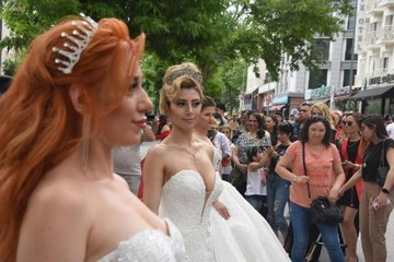 KANSER HASTALARINA PERUK SAĞLAYAN KUAFÖRLERDEN FARKINDALIK İÇİN SOKAK DEFİLESİ