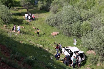 OTOMOBİL ŞARAMPOLE YUVARLANDI: 4 YARALI