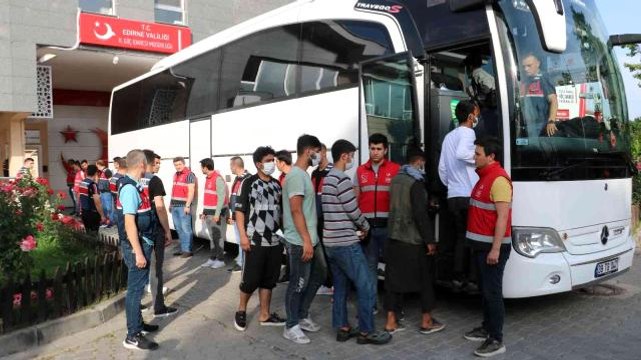 Sınır dışı edilecek 136 Afganistan uyruklu Edirne'den gönderildi