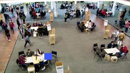 الكولومبيون يدلون بأصواتهم في الانتخابات الرئاسية