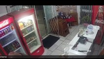 Homens armados assaltam restaurante na Neva