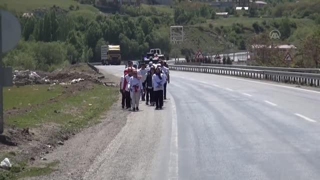 Van Gölü için yürüyen kadınlar Tatvan sahilini dolaştı