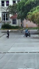 Guardia de seguridad auxilia a una hondureña y frustra asalto en la capital