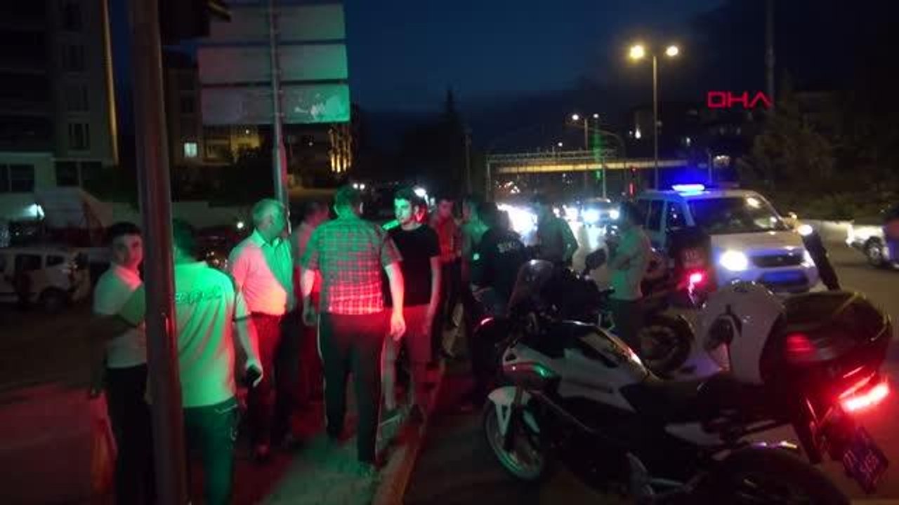 KIRIKKALE-'DUR' İHTARINA UYMAYAN EHLİYETSİZ SÜRÜCÜ, POLİS EKİPLERİNE ÇARPTI: 2'Sİ POLİS 3 YARALI