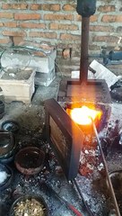 membersihkan kotoran pada peleburan