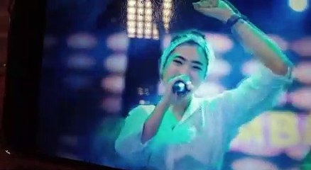 Wanita cantik bersuara tinggi