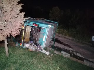 Yokuşta geriye kayan çöp kamyonu devrildi