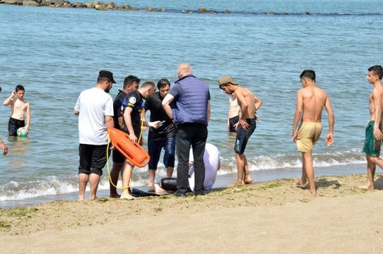 Serinlemek için girdikleri denizde boğulma tehlikesi yaşadılar