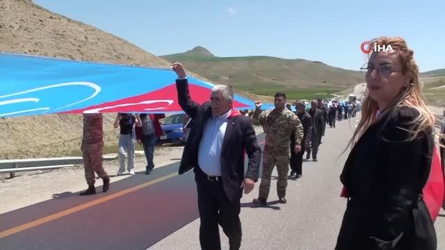 Azerbaycan'da 28 Mayıs Bağımsızlık Günü kutlamalarıAzerbaycan'ın Bağımsızlığı ve İstanbul'un fethinin 569. yıldönümü 104 metrelik bayrakla kutlandı