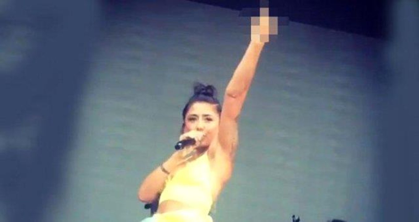 Melek Mosso ne yaptı? (VİDEO) Melek Mosso el hareketi! Melek Mosso neden sahneden indirildi?