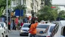 Trafikte dehşet dolu anlar! Herkes birbirine girdi: Kasklı sopalı kavga anbean kamerada