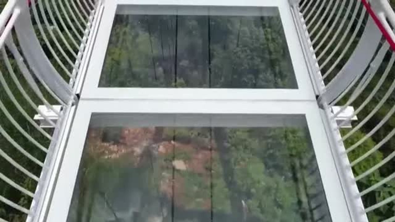 Inauguran en Vietnam el puente de cristal más largo del mundo