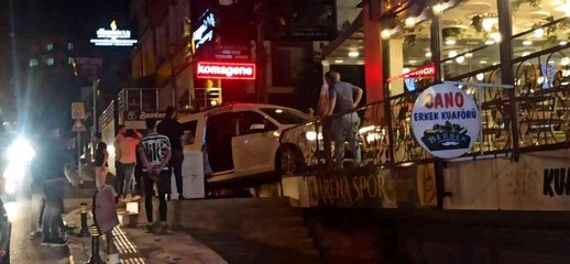 Hızını alamayan araç kafeye daldı