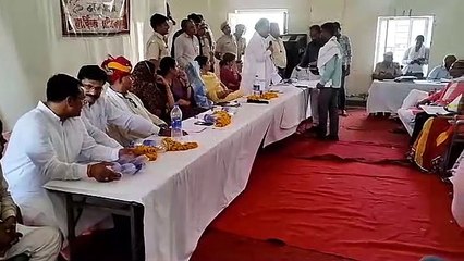 सांसद कलक्टर व एसपी से बोले: मैं, जिला प्रमुख, प्रधान आ गए, अधिकारी नहीं