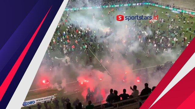 Rusuh! Fans Saint Etienne Masuk Lapangan dan Lempar Flare ke Pemain