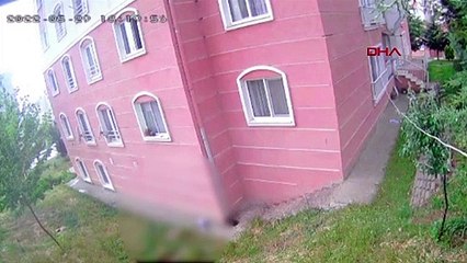 3 yaşındaki Omar’ın 5. kattan düştüğü anlar kamerada