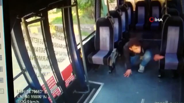 Minibüste sürünerek paraları çaldı: O anlar anbean kamerada