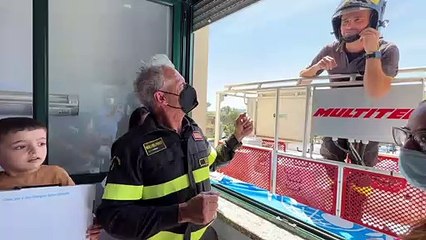 Doni ai bambini ricoverati in ospedale. La consegna con l'autoscale dei Vigili del Fuoco