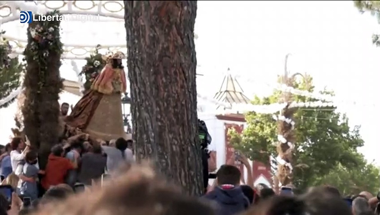 La Blanca Paloma, ya se encuentra en su Ermita de la aldea del Rocío de Huelva
