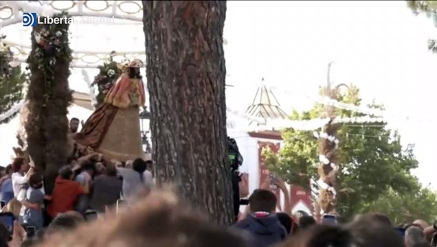 La Blanca Paloma, ya se encuentra en su Ermita de la aldea del Rocío de Huelva