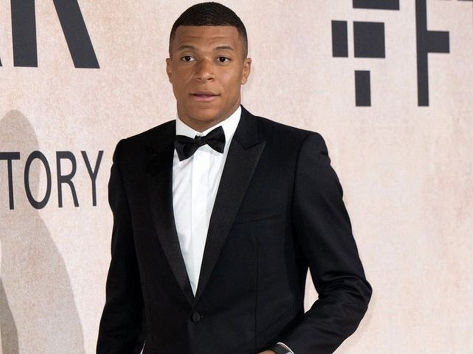 Kylian Mbappé grillé en pleine séance de bisous avec un célèbre top model... Cette photo qui va faire pâlir de jalousie Emma Smet !