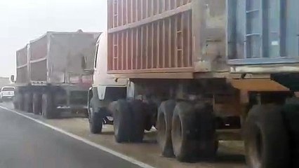 Fila de camiones a la vera de la ruta en Tucumán