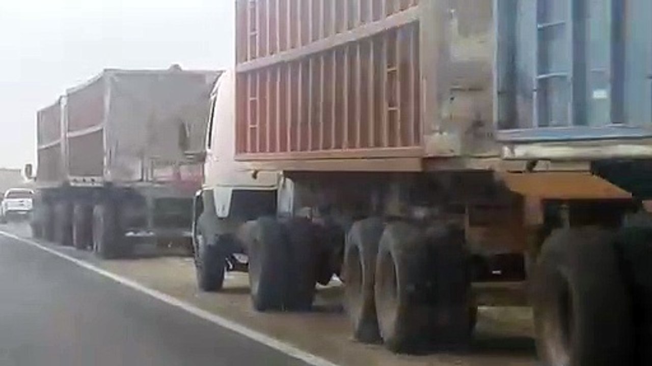 Fila de camiones a la vera de la ruta en Tucumán
