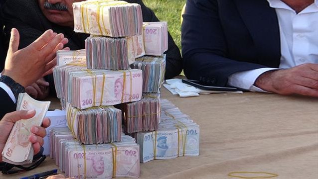 Türkiye'de son yılların en kalabalık düğünü oldu! Aşiret damadı ve gelinine takılan takı miktarı dudak uçuklatıyor