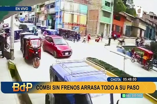 Brutal accidente en Chota: combi arrasa con varios vehículos dejando dos heridos de gravedad