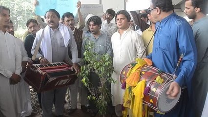 Pakistan'ın Peşever kentinde dört Afgan şarkıcının tutuklanması müzik ile protesto edildi