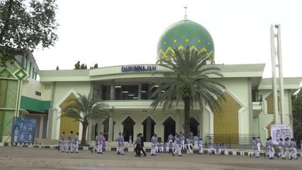 İngiliz Askeri Bandosu Cakarta'daki İslami Yatılı Okulu'nda konser verdi