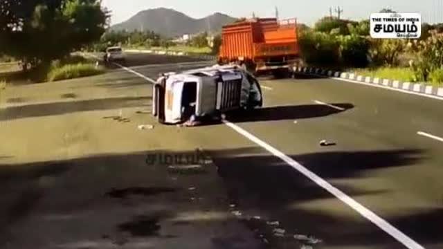 தடுப்புச்சுவரில் மோதி பல்டி அடிக்கும் கார்; சிசிடிவி காட்சிகள்!