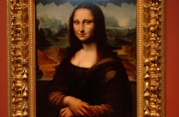Quadro da Mona Lisa é vandalizado por visitante disfarçado de idosa cadeirante em Paris